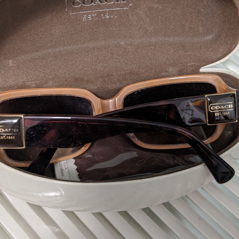 Coach sunglasses w)orig box and cloth